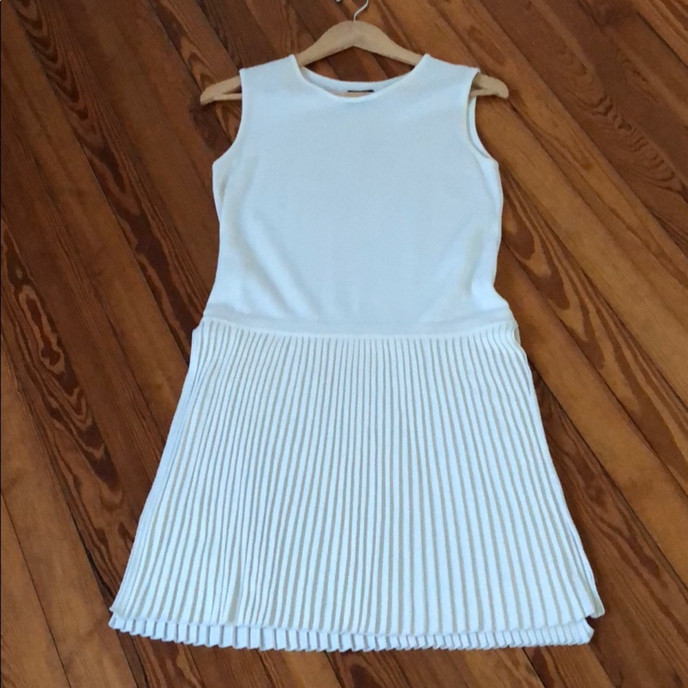1205 Top. Size Small. Accordion flare sleeveless.